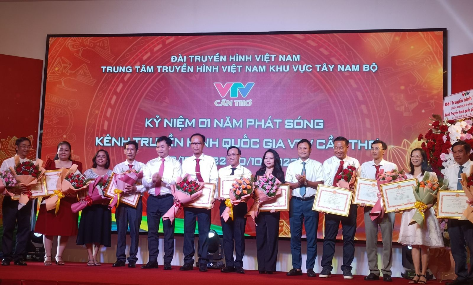 Lãnh đạo Đài Truyền hình Việt Nam tặng Bằng khen đến các tập thể, cá nhân của VTV Cần Thơ đã có thành tích xuất sắc trong năm qua.