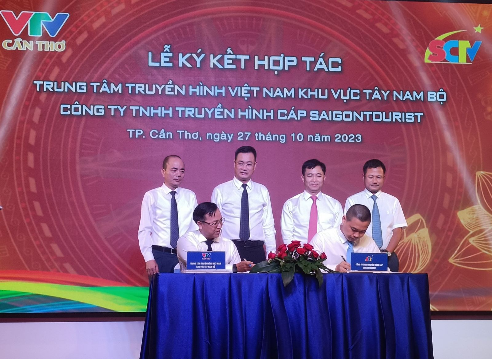 Đại diện lãnh đạo VTV Cần Thơ và Công ty TNHH Truyền hình cáp SaigonTourist ký kết thỏa thuận hợp tác năm 2024