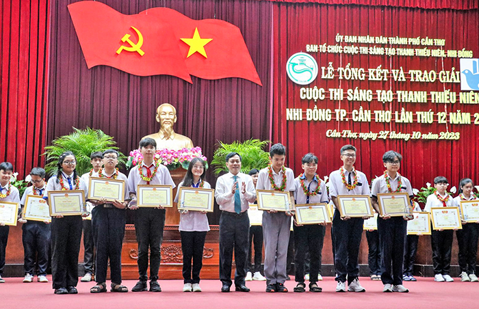 Ông Nguyễn Ngọc Hè, Phó Chủ tịch UBND TP Cần Thơ trao giải Nhất cho các tác giả/nhóm tác giả.