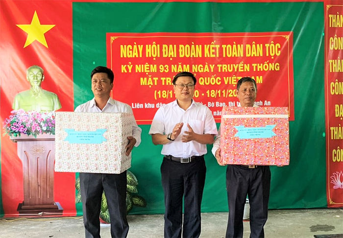 Đồng chí Huỳnh Thái Nguyên, Phó Bí thư Thường trực Huyện ủy, Chủ tịch HĐND huyện, tặng quà đại diện Ban Vận động KDC các ấp Thầy Ký, Bờ Bao.