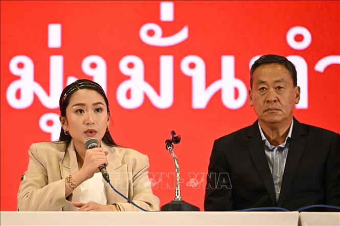 Bà Paetongtarn Shinawatra, con gái út cựu Thủ tướng Thaksin Shinawatra (trái) đã được bầu làm lãnh đạo mới của đảng Pheu Thai (Vì nước Thái), đảng đứng đầu liên minh cầm quyền hiện nay ở Thái Lan. Ảnh: AFP/TTXVN