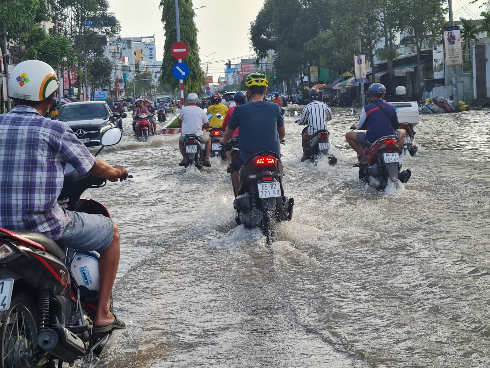 Đường Nguyễn Văn Cừ (phường An Hoà, quận Ninh Kiều) bị ngập sâu do triều cường.