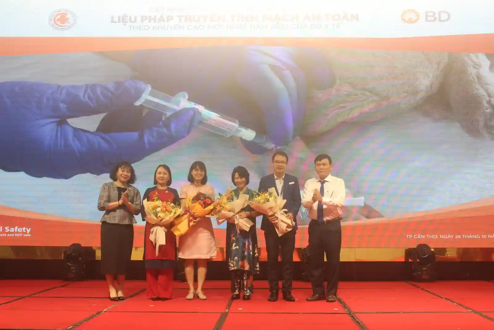 BS CKII Phạm Văn Phương, Phó Giám đốc BV Đa khoa TP Cần Thơ (bìa phải) tặng hoa cho các diễn giả.