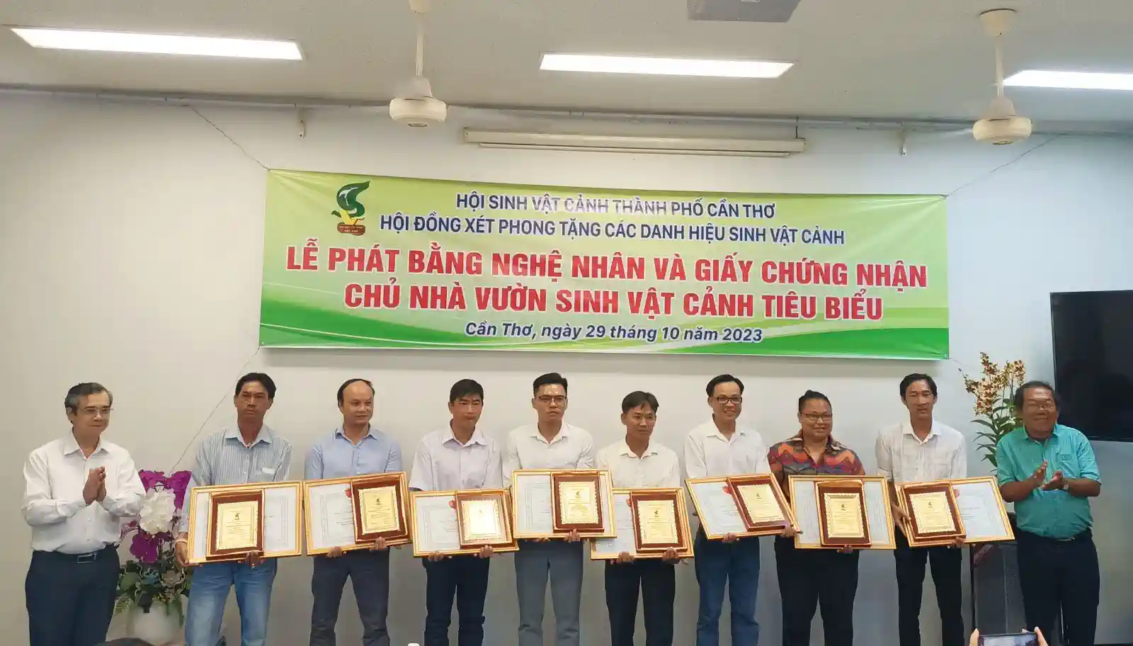 Cần Thơ có 9 Nhà vườn Sinh vật cảnh tiêu biểu cấp quốc gia năm 2023 9 nhà vườn được trao giấy công nhận Nhà vườn SVC tiêu biểu cấp quốc gia