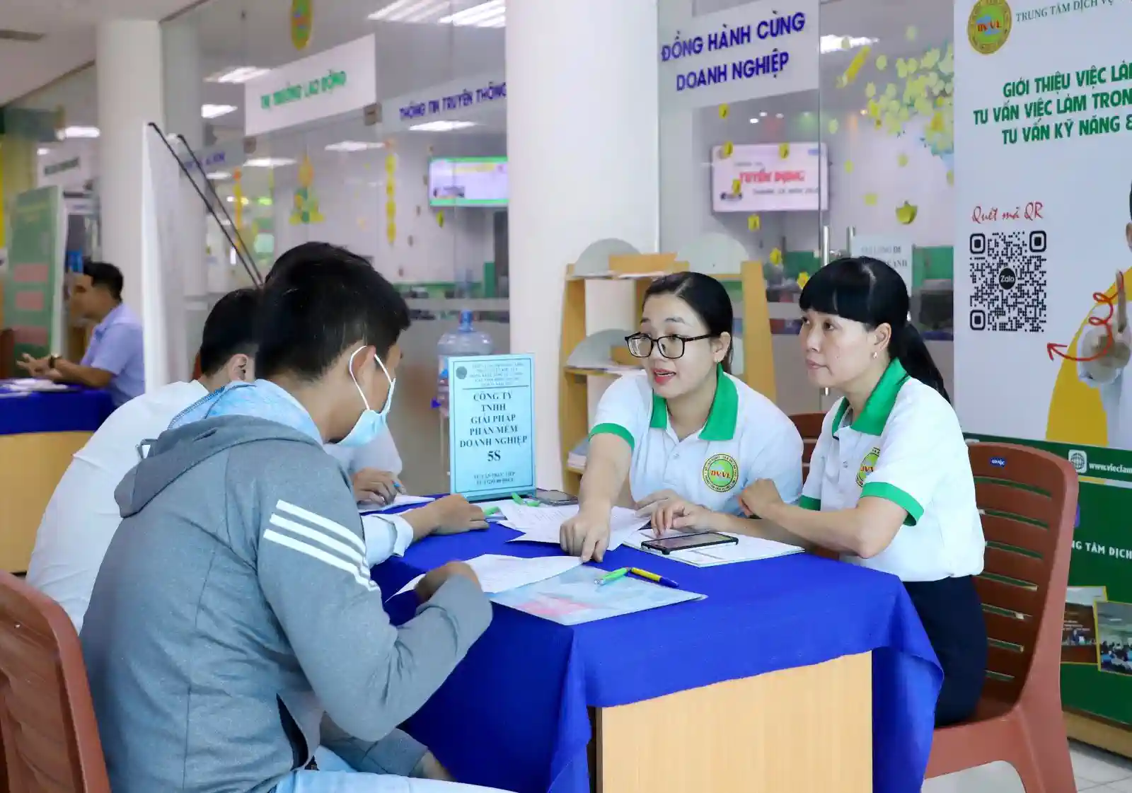Nỗ lực kết nối cung - cầu lao động dịp cuối năm Cán bộ Trung tâm DVVL TP Cần Thơ tư vấn cho NLĐ những vị trí việc làm phù hợp tại Phiên giao dịch việc làm trực tuyến khu vực ĐBSCL, Đông Nam Bộ và các tỉnh, thành lân cận quý IV năm 2023.