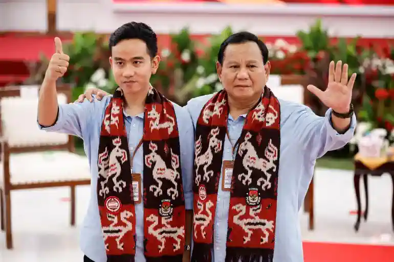 Ông Gibran Rakabuming Raka (trái) và ông Prabowo Subianto (phải).