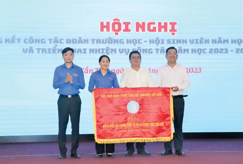 Xây dựng thế hệ sinh viên thời kỳ mới trí tuệ, năng động, sáng tạo Anh Nguyễn Minh Triết (bìa trái), Bí thư Trung ương Đoàn, Chủ tịch Trung ương HSV Việt Nam trao cờ đơn vị xuất sắc trong công tác Hội và phong trào sinh viên năm học 2022-2023 cho tập thể HSV Việt Nam TP Cần Thơ. Ảnh: Q. THÁI