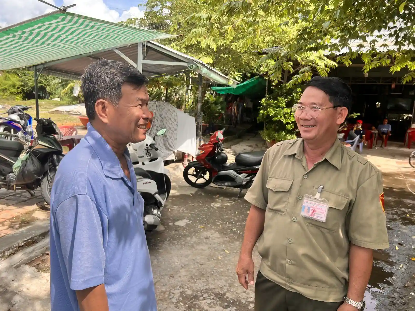 Ông Huỳnh Văn Nhân, Trưởng Ban Bảo vệ dân phố phường Thuận Hưng (bên phải), trò chuyện, vận động người dân chung sức giữ gìn ANTT ở cơ sở.  