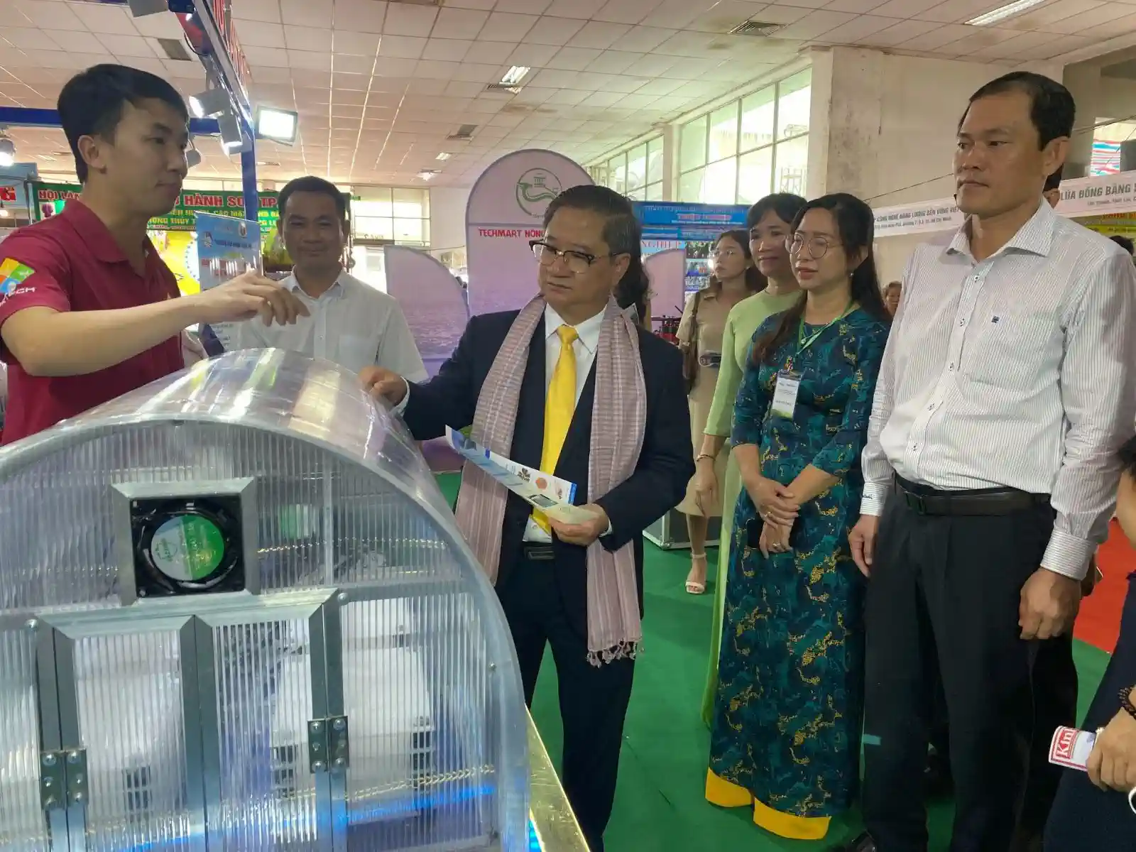 Sẵn sàng cho Triển lãm “Thành tựu Khoa học và Công nghệ Cần Thơ” Dự kiến, triển lãm sẽ thu hút đông đảo khách tham quan, các đơn vị, doanh nghiệp tham gia, liên kết, hợp tác phát triển. Trong ảnh: Lãnh đạo TP Cần Thơ và Sở KH&CN thành phố tham quan các gian hàng trong một sự kiện triển lãm về KHCN năm 2022. Ảnh: Trung tâm Thông tin KH&CN cung cấp