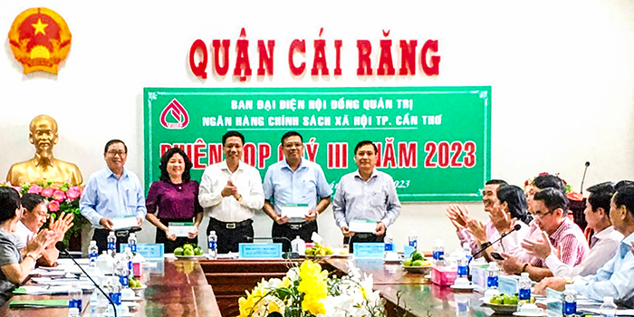 Các quận, huyện hoàn thành vượt chỉ tiêu chuyển vốn ủy thác cho vay sang NHCSXH được biểu dương, khen thưởng.