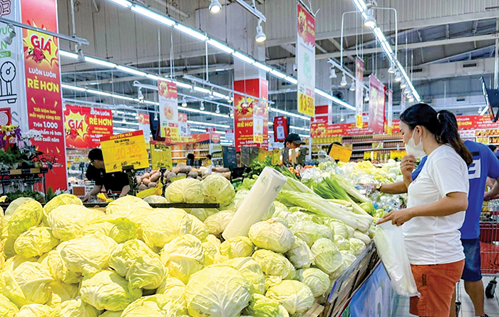 Người tiêu dùng tham quan, mua sắm tại siêu thị GO! Cần Thơ.
