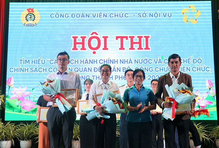 Bà Nguyễn Thị Diệu Hiền, Chủ tịch Công đoàn VC thành phố, trao giấy khen cho các đội đạt giải tại Hội thi tìm hiểu “CCHC nhà nước và các chế độ, chính sách có liên quan đến CCVC, lao động thành phố” năm 2023.​