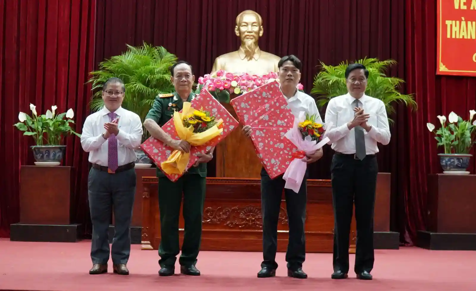 Lãnh đạo thành phố tặng hoa, trao thưởng cho các nhân vật, mô hình tiêu biểu trong tác phẩm đoạt giải. Ảnh: ANH DŨNG