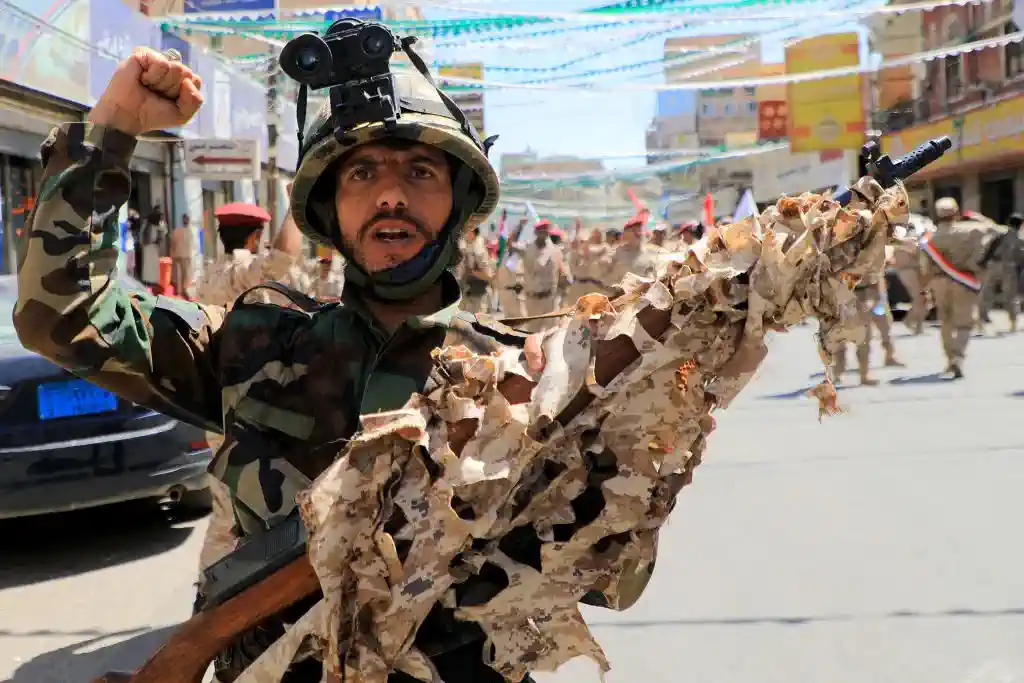 Một cuộc duyệt binh của nhóm Houthi ở Yemen nhằm thể hiện sự đoàn kết với người dân Palestine hồi tháng 10. Ảnh: Getty Images