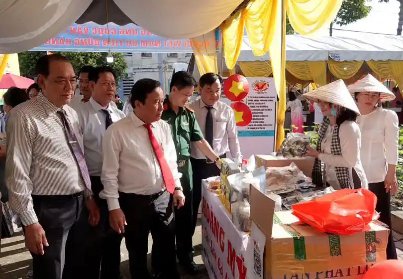 Lãnh đạo quận Ninh Kiều tham quan các gian hàng tại phiên chợ hàng Việt tổ chức trong Ngày hội. Ảnh: NGỌC QUYÊN
