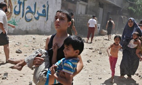 Trẻ em Palestine trốn chạy khi Israel tiến hành các cuộc không kích Dải Gaza. Ảnh: Reuters