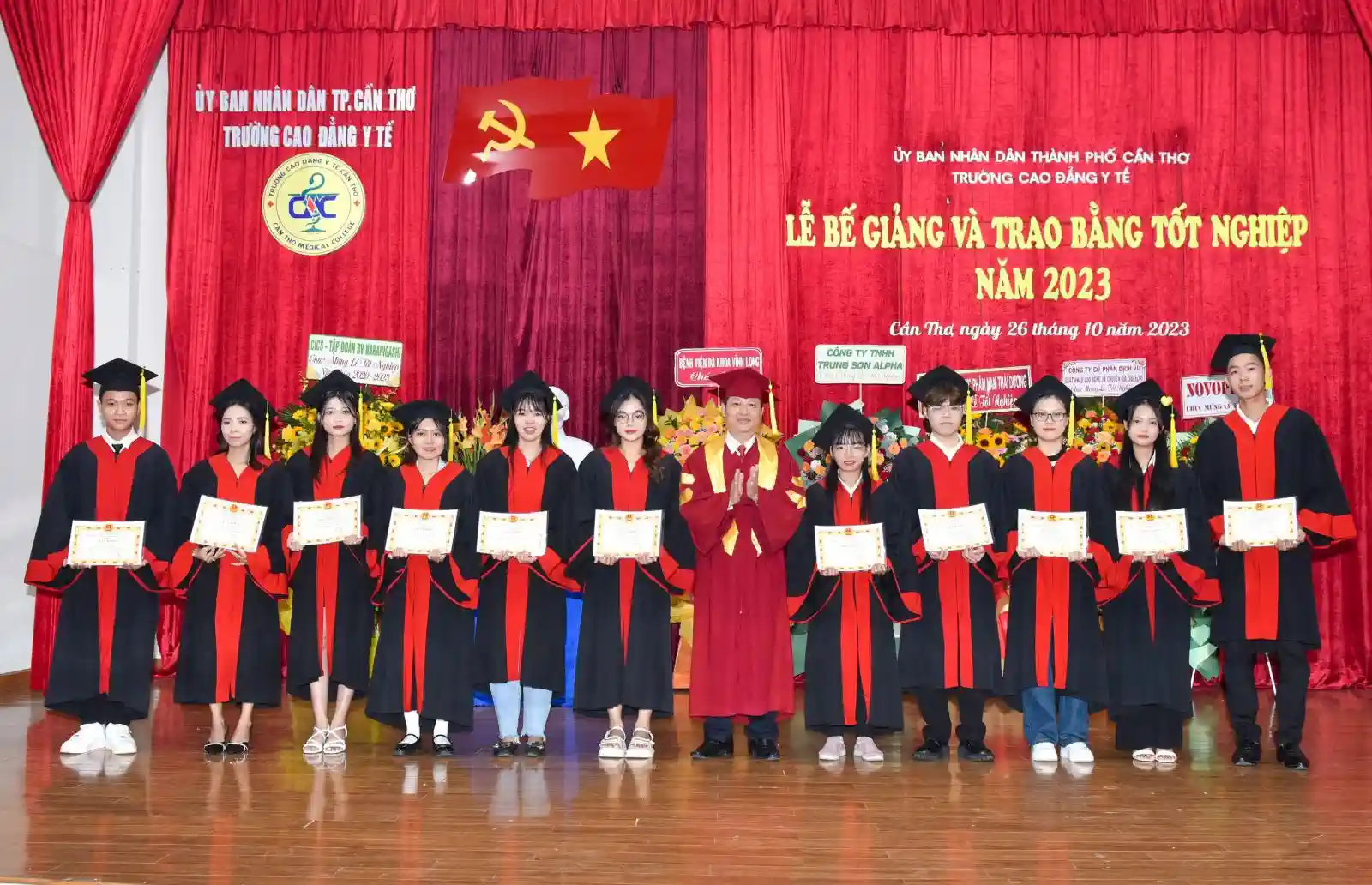 TS.BS. Nguyễn Quang Thông, Hiệu trưởng nhà trường khen thưởng sinh viên tốt nghiệp Xuất sắc. 