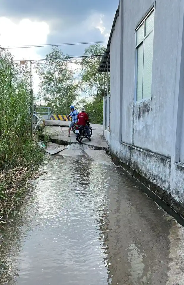 Tình trạng sụp lún, răn nứt đường giao thông gần chân cầu Mật Cật gây khó khăn cho người tham gia giao thông.