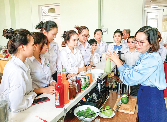 Trường Cao đẳng Du lịch Cần Thơ thường chú trọng các học phần thực hành. Trong ảnh: Sinh viên trong giờ thực hành nghiệp vụ bếp bar.
