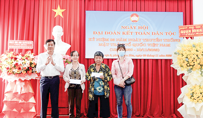 Đồng chí Phạm Văn Hiểu tặng quà hộ có hoàn cảnh khó khăn ở khu vực 2. Ảnh: NGỌC QUYÊN