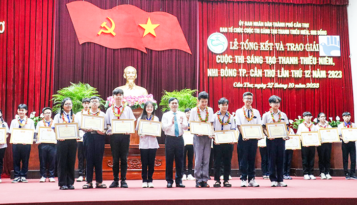 Khơi dậy niềm đam mê sáng tạo Ông Nguyễn Ngọc Hè, Phó Chủ tịch UBND TP Cần Thơ, trao Bằng khen cho các thí sinh/nhóm thí sinh đạt giải Nhất Cuộc thi sáng tạo thanh thiếu niên, nhi đồng TP Cần Thơ lần thứ 12 năm 2023.