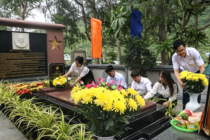 Sinh viên TP Cần Thơ viếng mộ Tổng Bí thư Lê Hồng Phong tại Nghĩa trang Hàng Dương, huyện Côn Đảo, tỉnh Bà Rịa - Vũng tàu.
