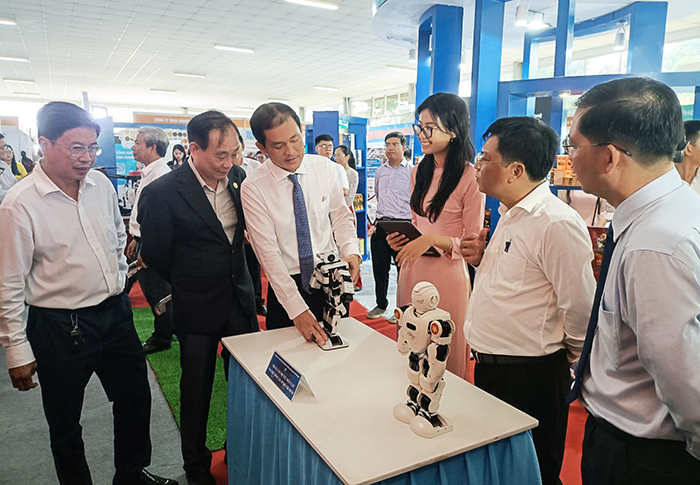 Các đại biểu, khách tham quan tìm hiểu về robot tại gian triển lãm của Sở KH&CN TP Cần Thơ.