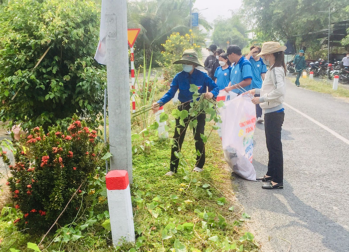 ĐVTN thị trấn Thới Lai phối hợp cùng Đoàn Trường THPT Thới Lai thu gom rác thải và tạo cảnh quan tuyến đường Thới Lai - Tân Thạnh.