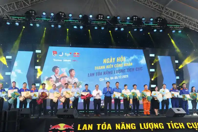 Anh Ngô Văn Cương, Bí thư Trung ương Đoàn và ông Trần Việt Trường, Phó Bí thư Thành ủy, Chủ tịch UBND TP Cần Thơ trao Bằng khen 20 thanh niên công nhân tiêu biểu trong lao động sản xuất trên địa bàn thành phố.