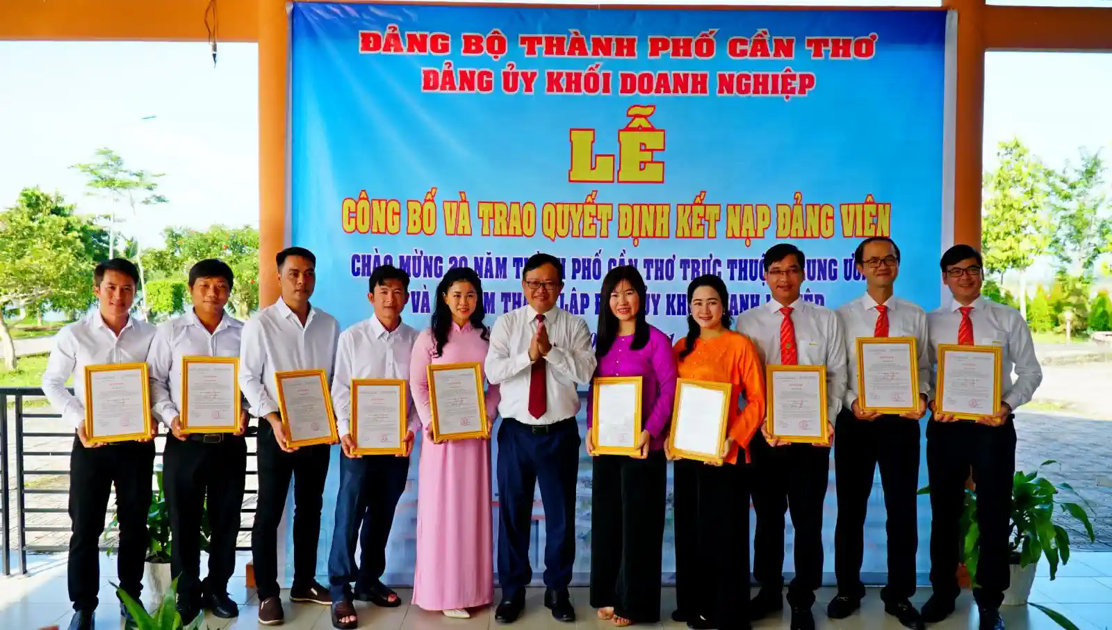 Ông Nguyễn Trung Nhân trao quyết định kết nạp đảng viên cho các quần chúng. 