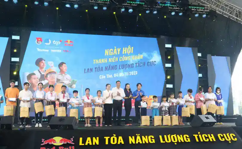Ông Nguyễn Thực Hiện, Phó Chủ tịch UBND TP Cần Thơ và bà Trần Thị Vĩnh Nghi, Bí thư Huyện ủy Thới Lai, trao quà cho học sinh có hoàn cảnh khó khăn.