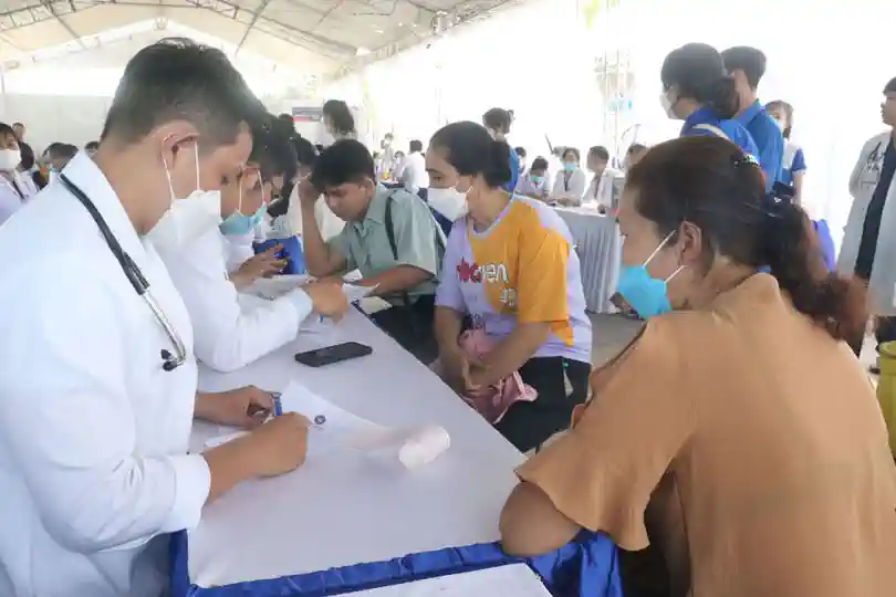 Thanh niên công nhân  được các bác sĩ tư vấn sức khỏe, khám bệnh miễn phí trong khuôn khổ Ngày hội.
