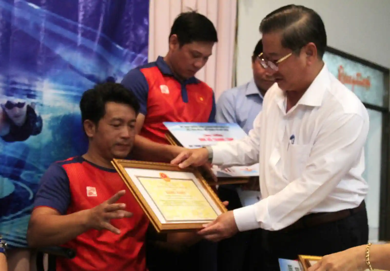Ông Trần Việt Trường, Chủ tịch UBND TP Cần Thơ, trao thưởng cho Nguyễn Thành Trung, VĐV đã lập 2 kỷ lục tại ASEAN Para Games 12. Ảnh: Nguyễn Minh