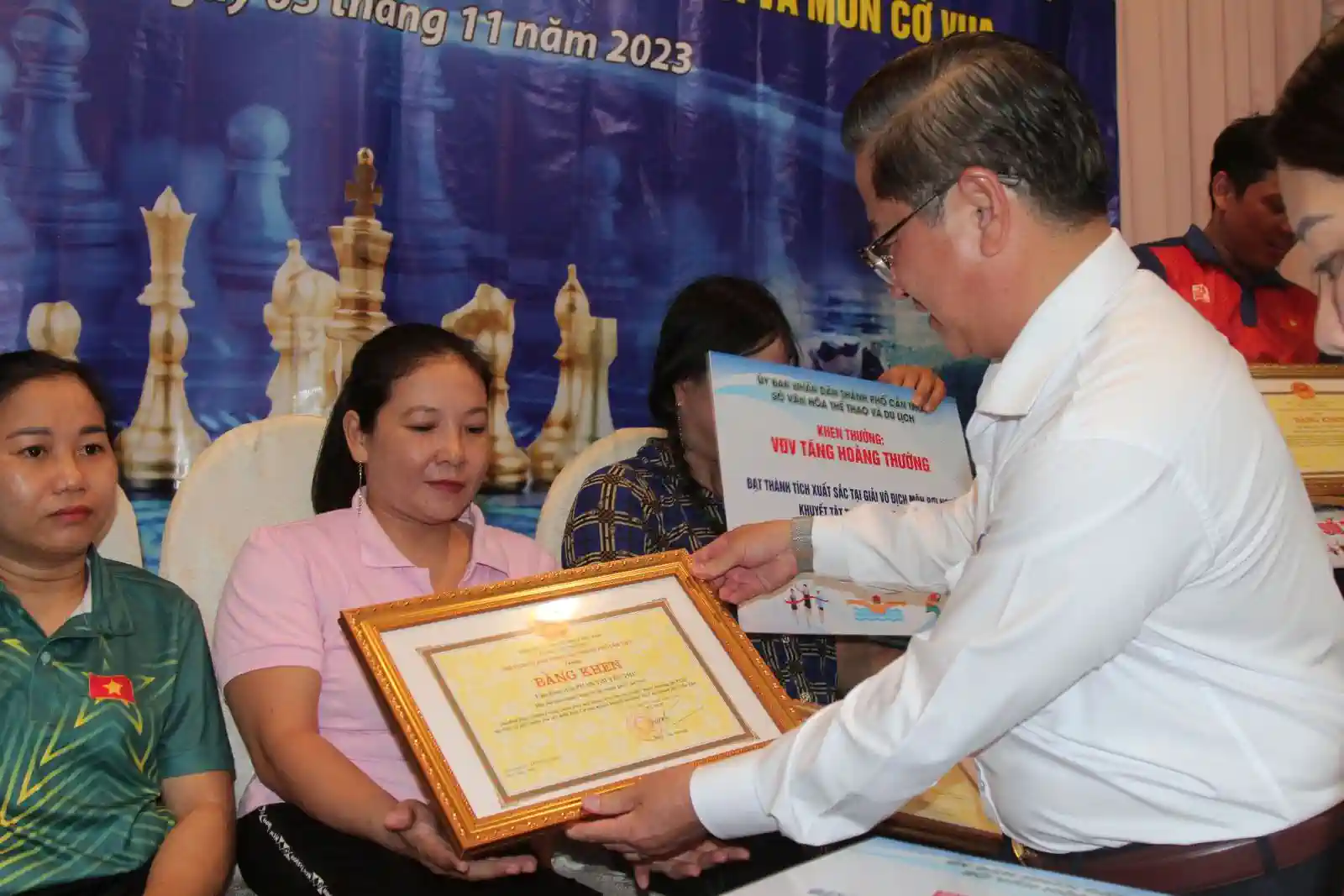 Ông Trần Việt Trường, Chủ tịch UBND TP Cần Thơ, trao thưởng cho các VĐV. Ảnh: Nguyễn Minh
