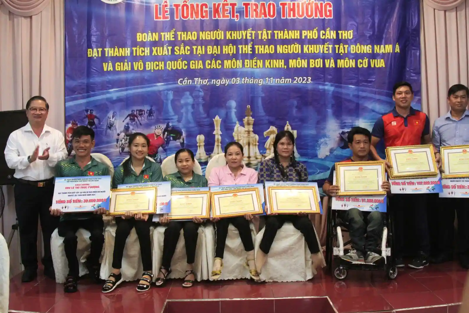 Ông Trần Việt Trường, Chủ tịch UBND TP Cần Thơ (trái), trao thưởng cho các HLV và VĐV. Ảnh: Nguyễn Minh