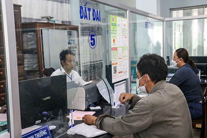 Người dân thực hiện TTHC tại Bộ phận Một cửa UBND quận Ô Môn, TP Cần Thơ.