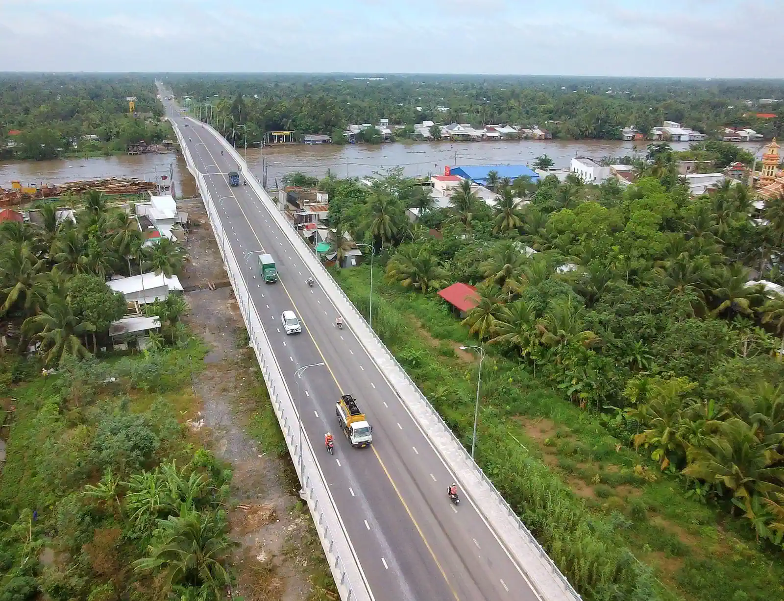 Cầu Vàm Xáng thông xe trong năm 2022. Dự án cầu Vàm Xáng và đường nối từ cầu Vàm Xáng đến quốc lộ 61C (huyện Phong Ðiền) có tổng chiều dài tuyến hơn 3,29km, tổng mức đầu tư gần 450 tỉ đồng. Cầu Vàm Xáng bắc qua sông Cần Thơ, đang phục vụ nhu cầu đi lại của người dân, thúc đẩy phát triển kinh tế - xã hội của huyện Phong Điền và TP Cần Thơ.