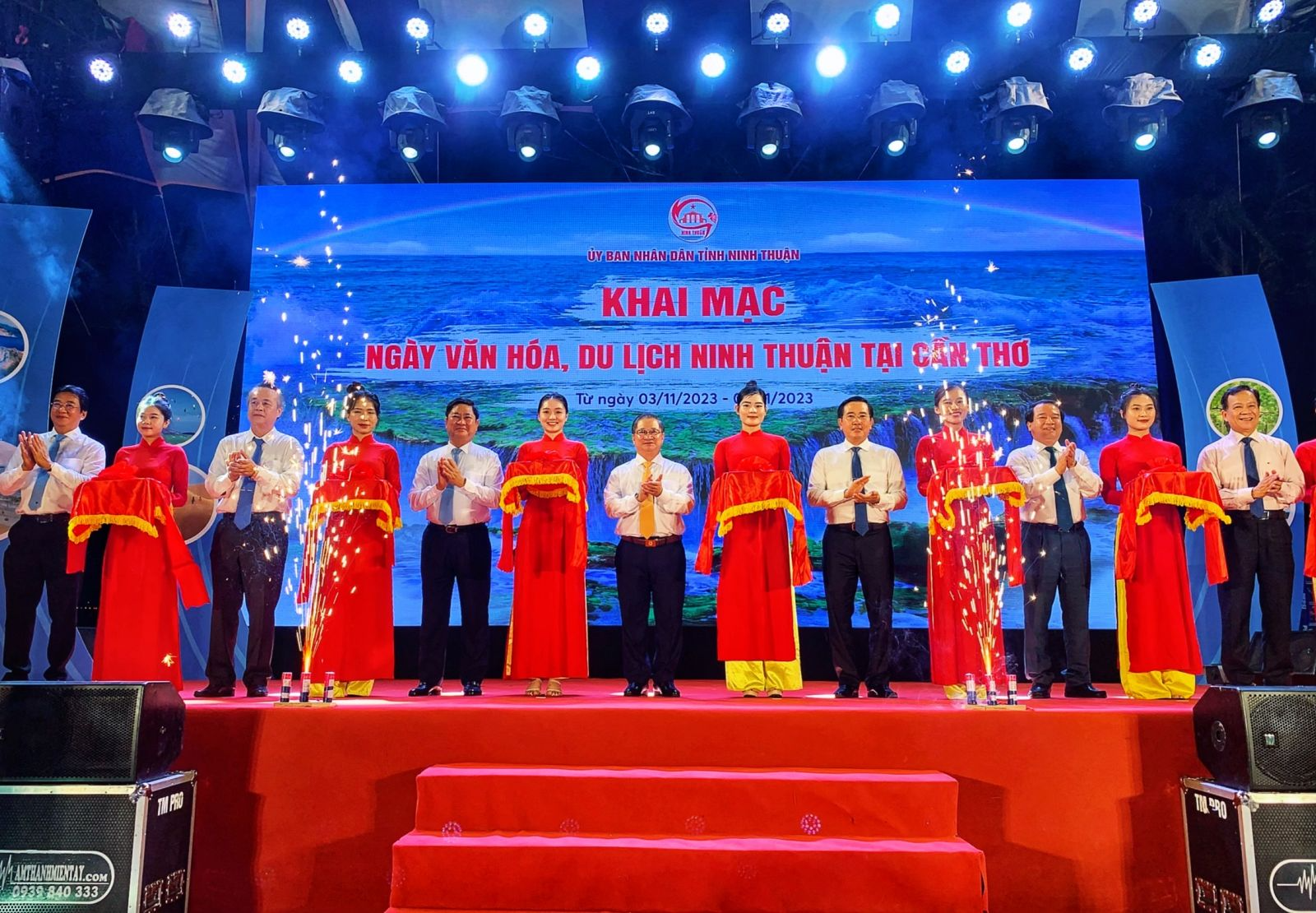 Lãnh đạo Cục Du lịch Quốc gia Việt Nam, lãnh đạo TP Cần Thơ và tỉnh Ninh Thuận cắt băng khai mạc Ngày Văn hóa, Du lịch Ninh Thuận tại Cần Thơ. Ảnh: Kiều Mai