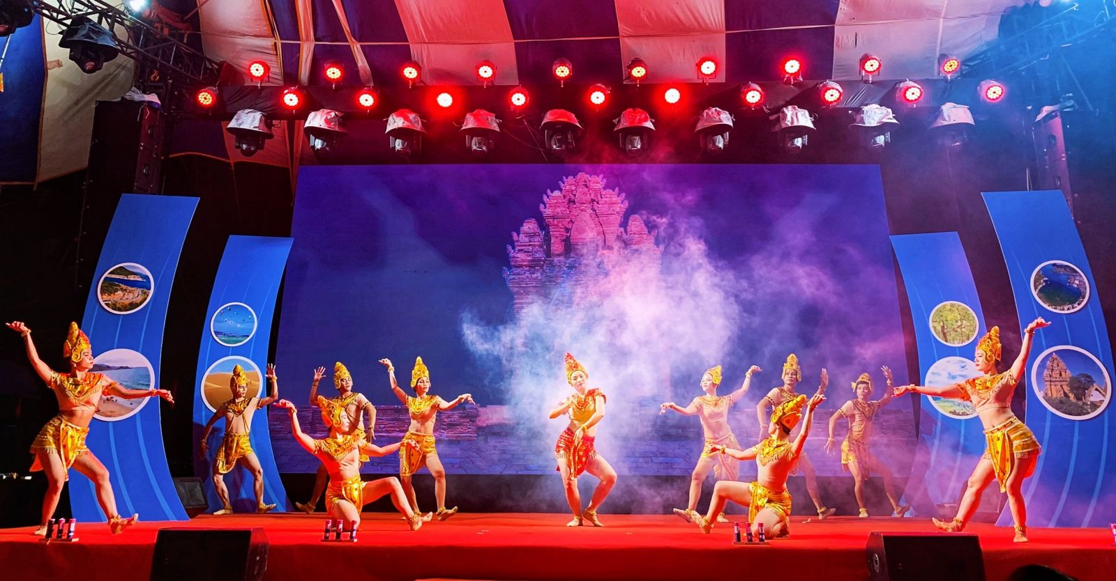 Biểu diễn nghệ thuật độc đáo. Ảnh: Kiều Mai