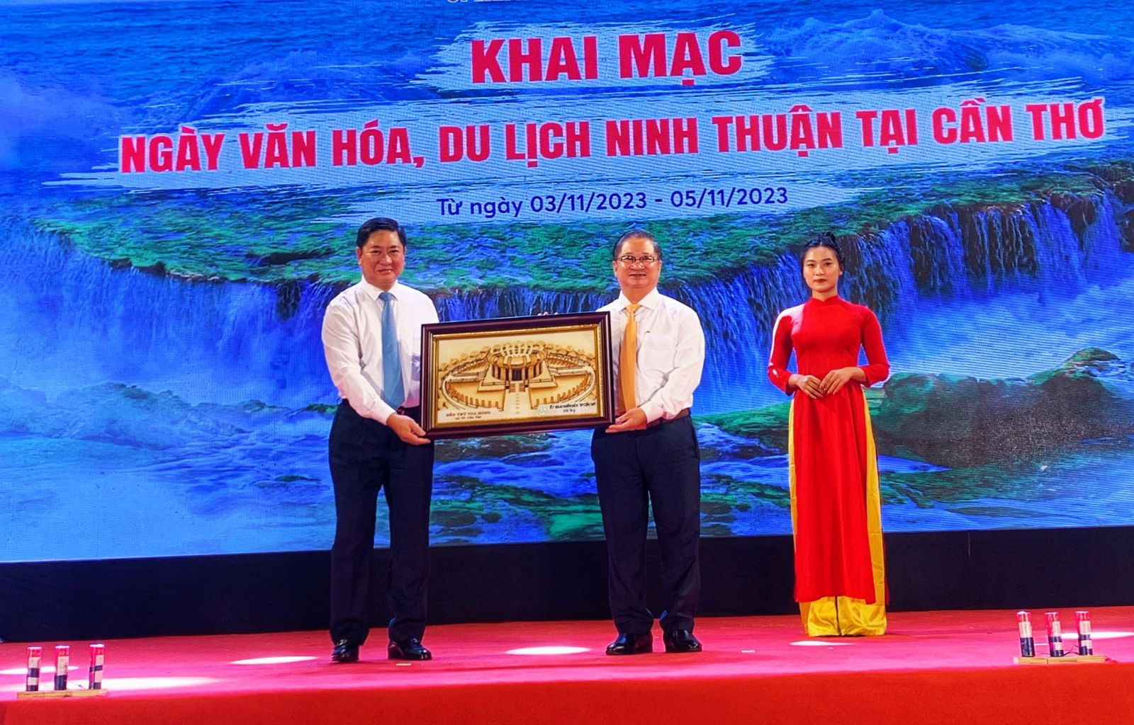 Ông Trần Việt Trường (phải), Phó Bí thư Thành ủy, Chủ tịch UBND TP Cần Thơ, trao quà lưu niệm tặng lãnh  đạo tỉnh Ninh Thuận. Ảnh: Kiều Mai