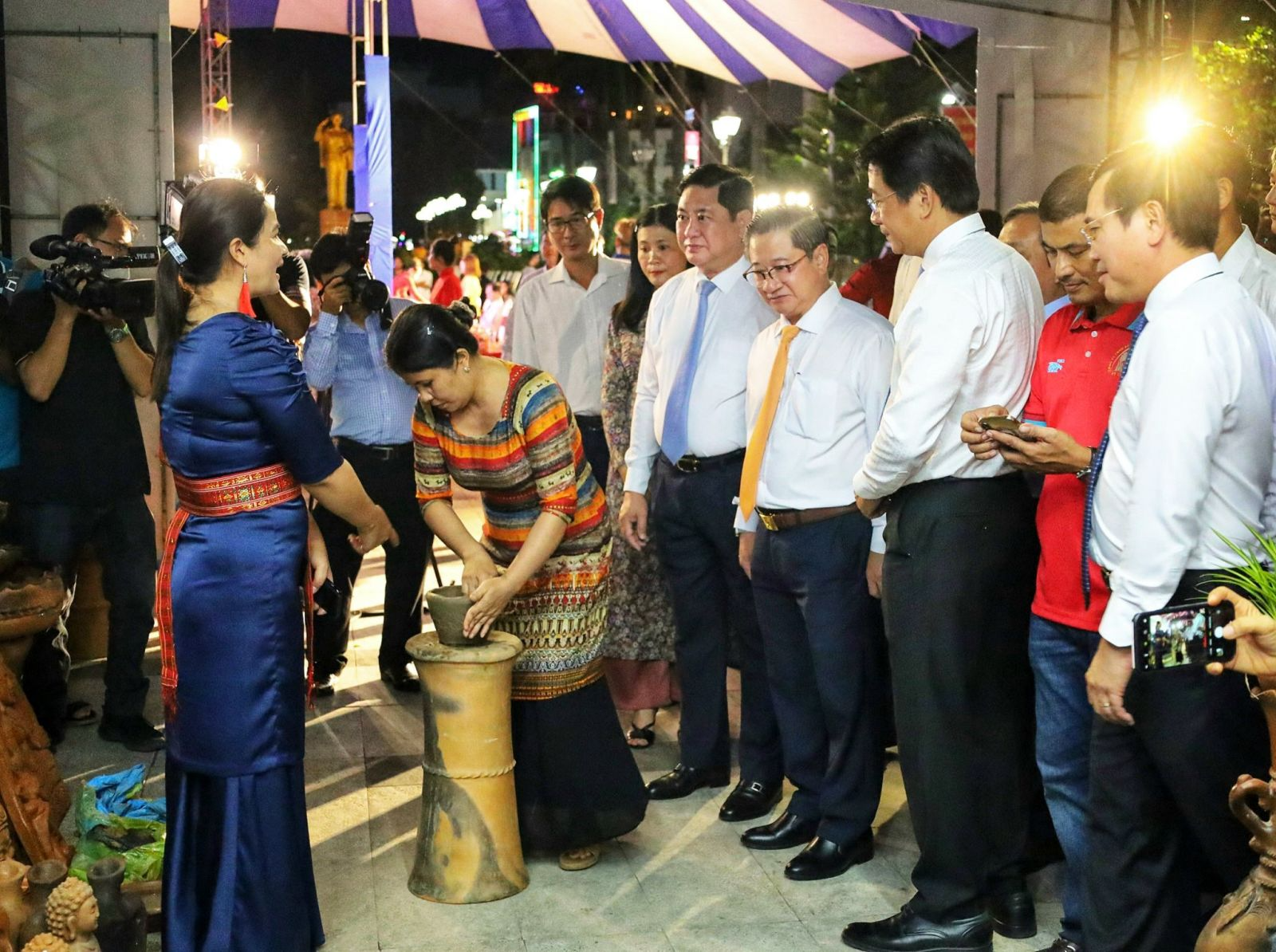 Lãnh đạo TP Cần Thơ và tỉnh Ninh Thuận xem trình diễn gốm Chăm. Ảnh: Kiều Mai