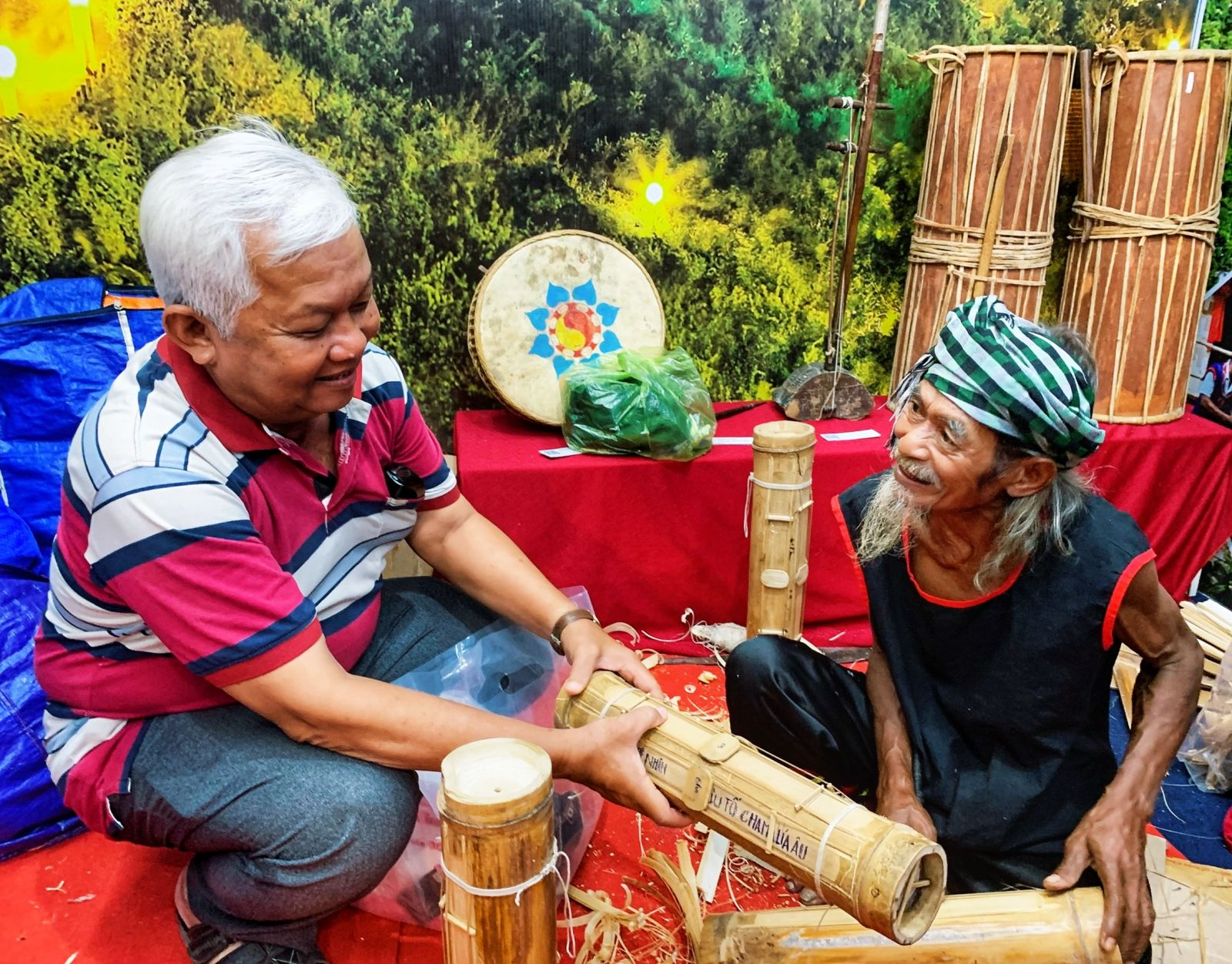 Du khách tham quan tại gian hàng chế tác đàn Chapi. Ảnh: Kiều Mai