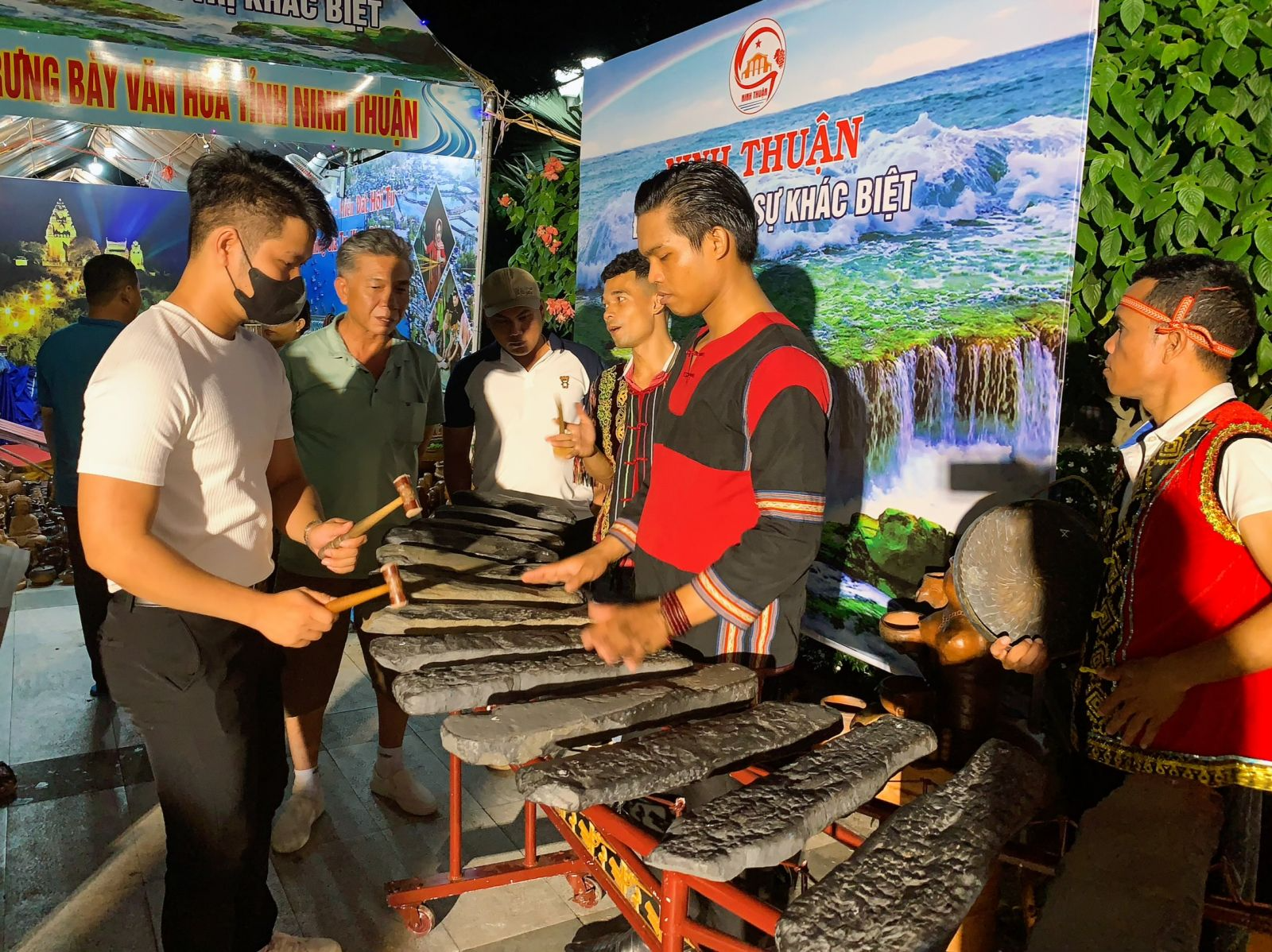 Khu vực trình diễn đàn đá thu hút du khách đến xem và trải nghiệm. Ảnh: Kiều Mai