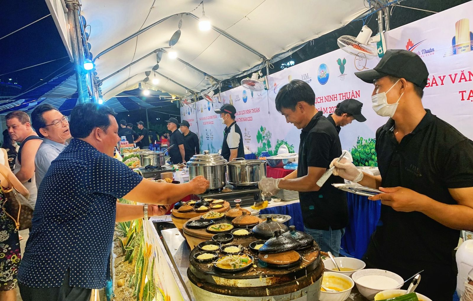 Các gian hàng ẩm thực thu hút du khách. Ảnh: Kiều Mai