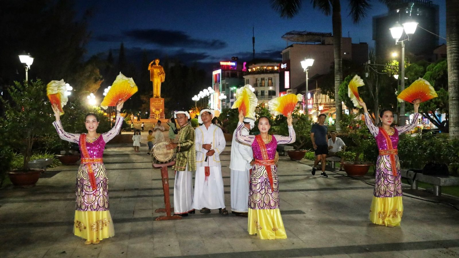 Múa Chăm tại khu vực Bến Ninh Kiều. Ảnh: Kiều Mai