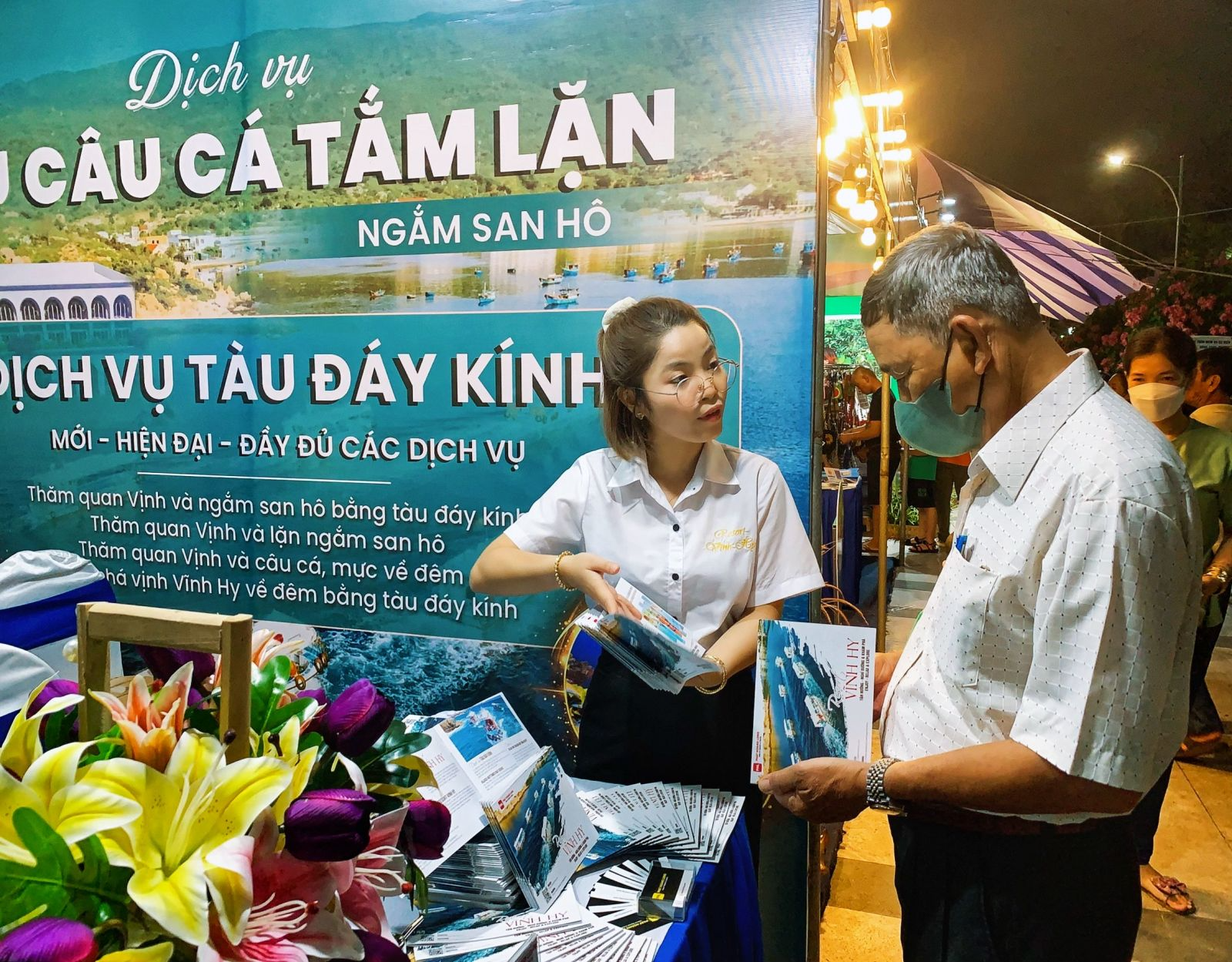 Các đơn vị du lịch giới thiệu tour tuyến Ninh Thuận với du khách. Ảnh: Kiều Mai