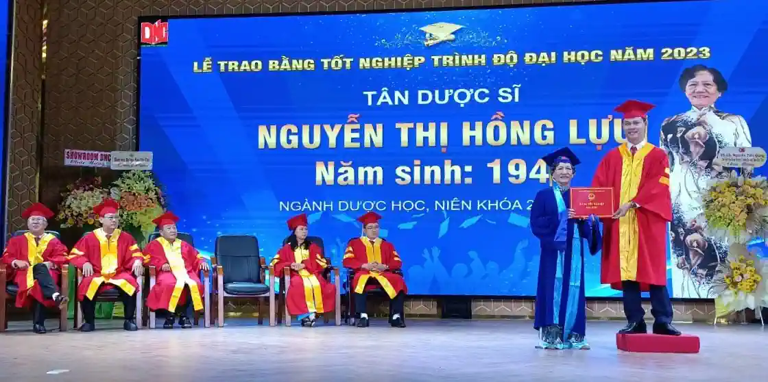 Đại diện lãnh đạo Trường Đại học Nam Cần Thơ trao bằng tốt nghiệp đến tân khoa Nguyễn Thị Hồng Lựu.