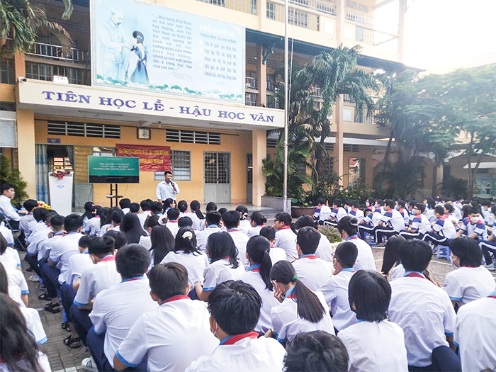 Cán bộ Trung tâm Kiểm soát bệnh tật TP Cần Thơ tuyên truyền cho học sinh Trường THCS Huỳnh Thúc Kháng về tác hại của thuốc lá. Ảnh: CTV