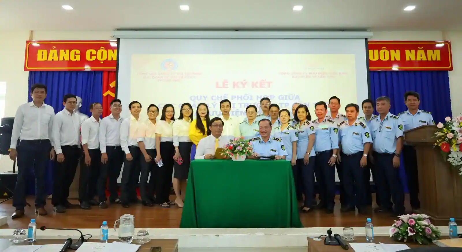 Quang cảnh buổi lễ ký kết. Ảnh: N.H