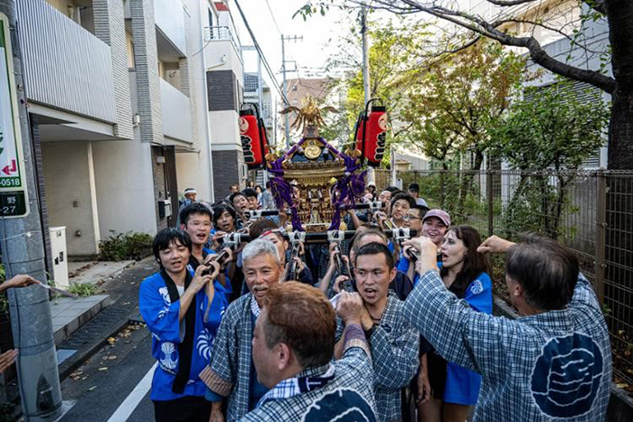 Cư dân Nhật và người nước ngoài cùng tham gia một lễ hội văn hóa ở khu vực Nakano, Tokyo.